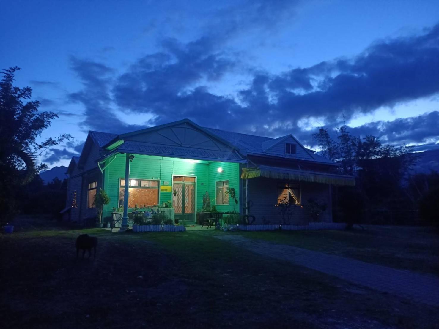 十畝田山莊會館 Hotell Chishang Exteriör bild